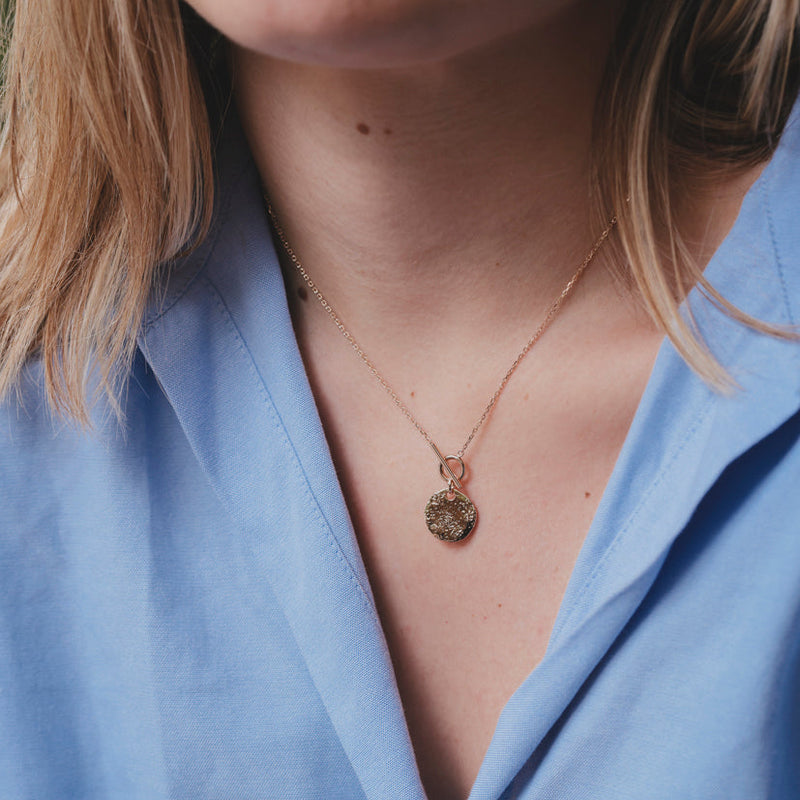 jeune femme qui porte un collier bobines en plaqué or