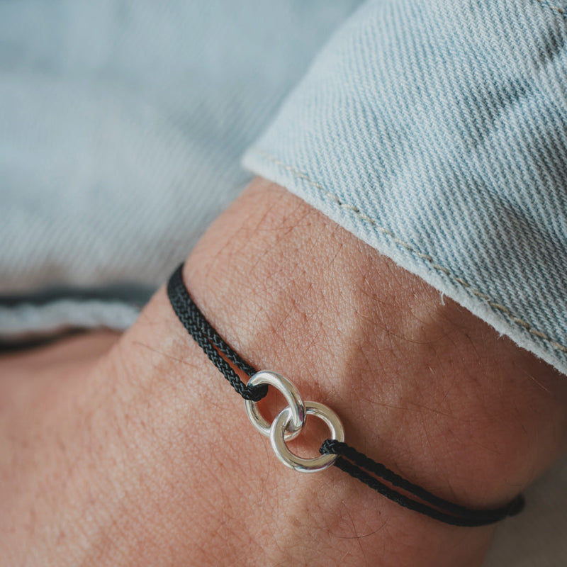 bracelet homme sur cordon en paracord noir avec deux anneaux en argent 925