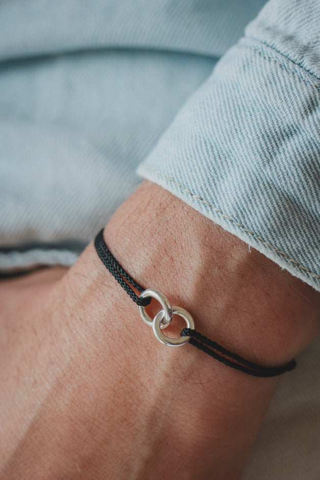 bracelet homme sur cordon en paracord noir avec deux anneaux en argent 925