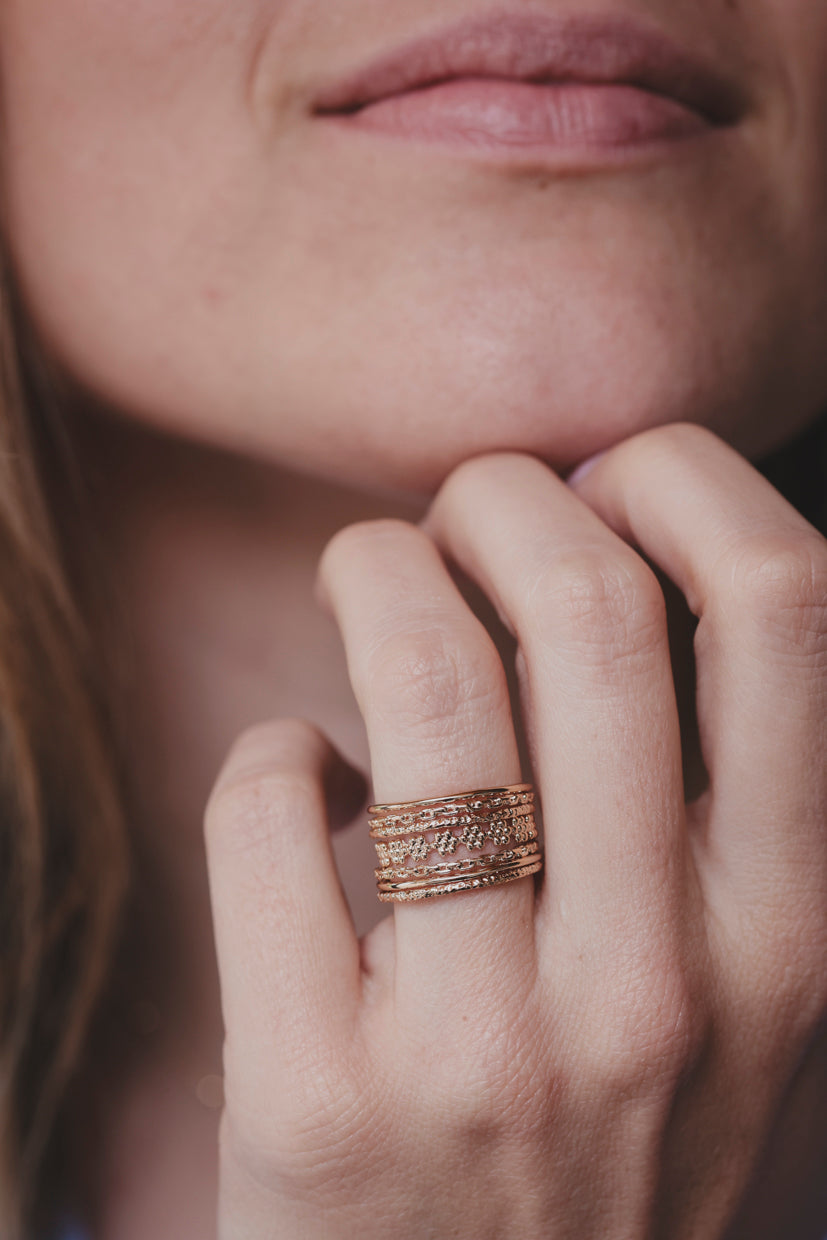 Bague dorée à motifs ciselés, trois bandes superposées sur l’annulaire