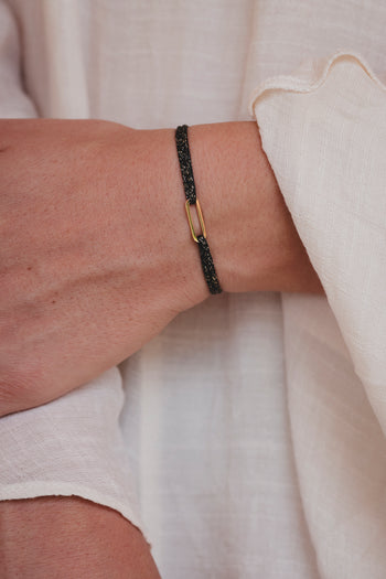 Bracelet à maillons irisés noirs avec fermoir rectangulaire doré