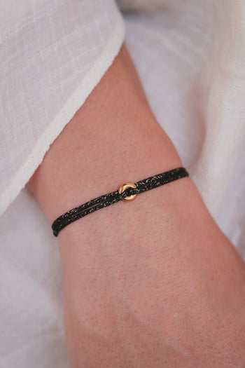 Bracelet fin en chaîne noire avec fermoir donut doré (plaque or)