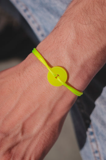 Bracelet La Cible Pop en acétate fluo jaune, pastille ronde sur poignet