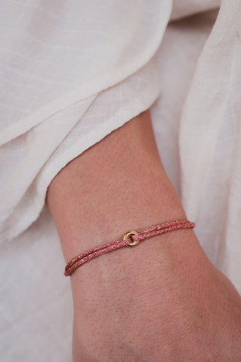 Bracelet fin en chaîne rosée avec fermoir donut doré (plaque or)