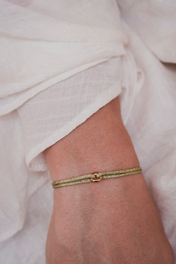 Bracelet fin doré avec fermoir donut sur chaîne maillée
