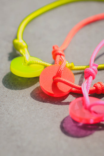 Bracelets La Cible Pop en acétate, pastilles fluo jaune, orange et rose