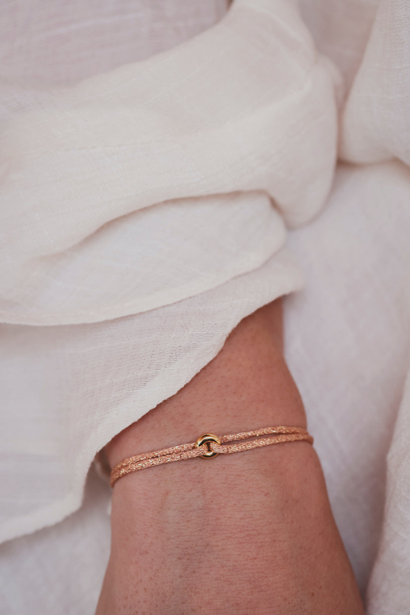 Bracelet fin en chaîne champagne rosé avec fermoir donut doré