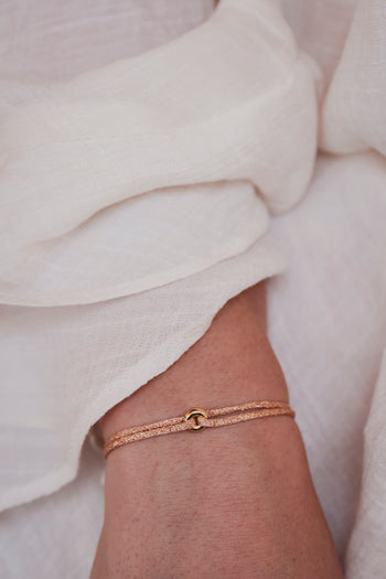 Bracelet fin en chaîne champagne rosé avec fermoir donut doré