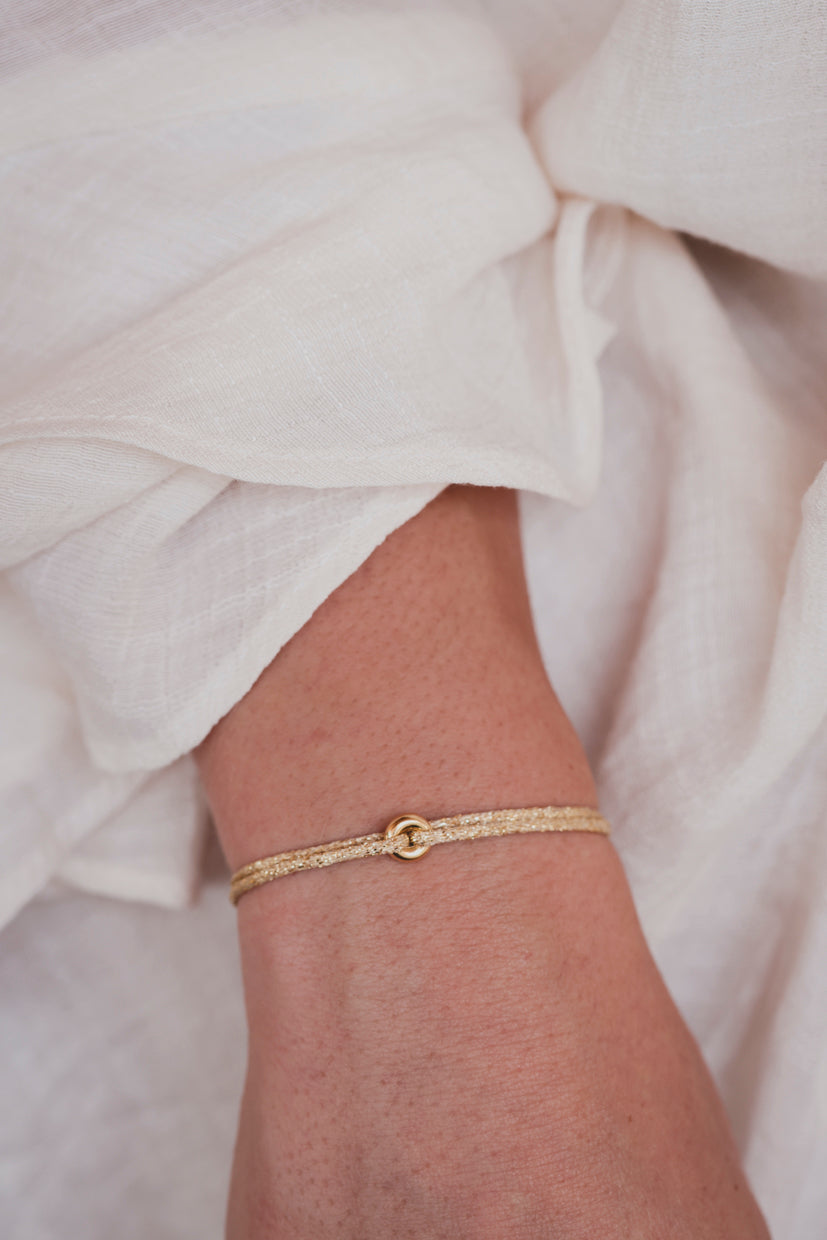 Bracelet fin doré avec petit fermoir donut