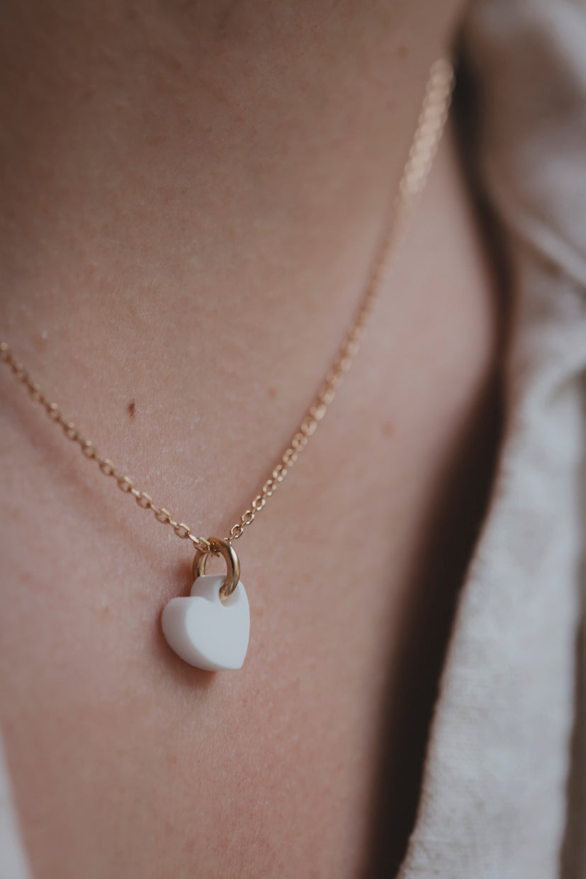 Collier à chaîne dorée avec pendentif cœur blanc nacré