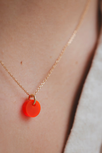 Collier chaîne dorée avec pendentif galet orange vif