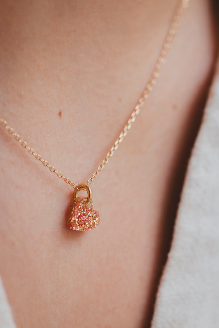 Collier cœur rose pailleté sur chaîne dorée, pendentif en relief
