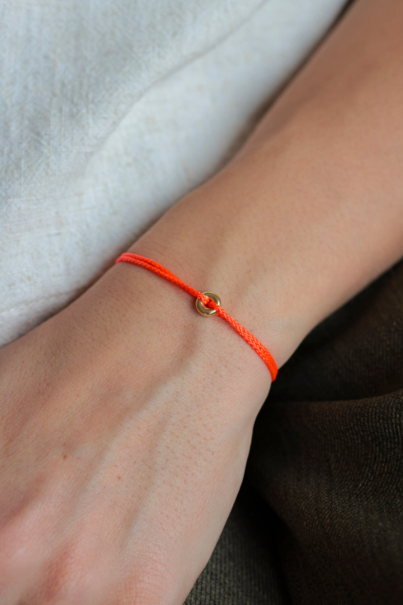 Bracelet en paracorde orange avec plaque or et attache en forme de donut