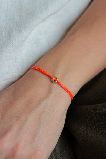 Bracelet en paracorde orange avec plaque or et attache en forme de donut