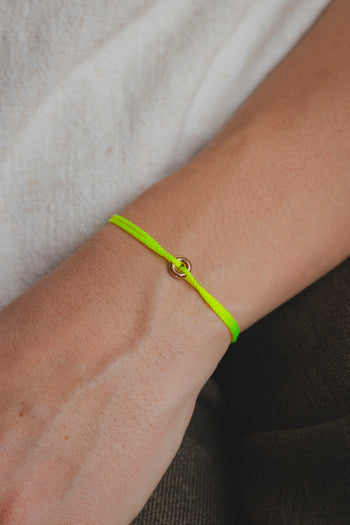 Bracelet en paracorde vert fluo avec plaque or et attache en forme de donut