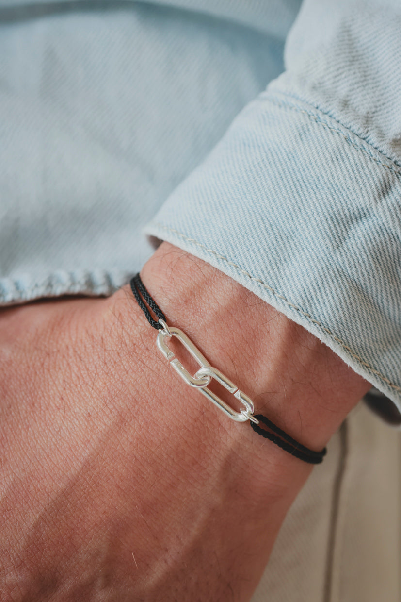 Bracelet attache en argent 925 à maillons et corde noire, porté au poignet