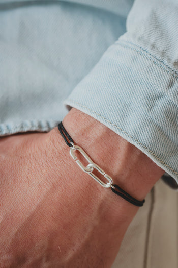 Bracelet attache en argent 925 à maillons et corde noire, porté au poignet