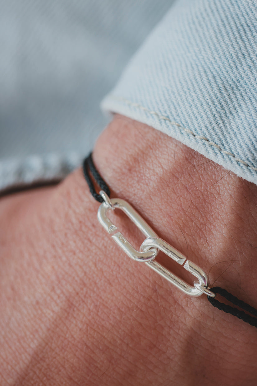 Bracelet argent 925 : maillons ovales et attache sur corde noire, gros plan