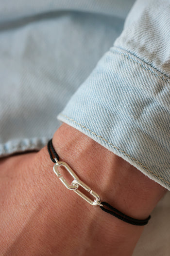 Bracelet argent 925 à maillons en métal et corde noire sur poignet