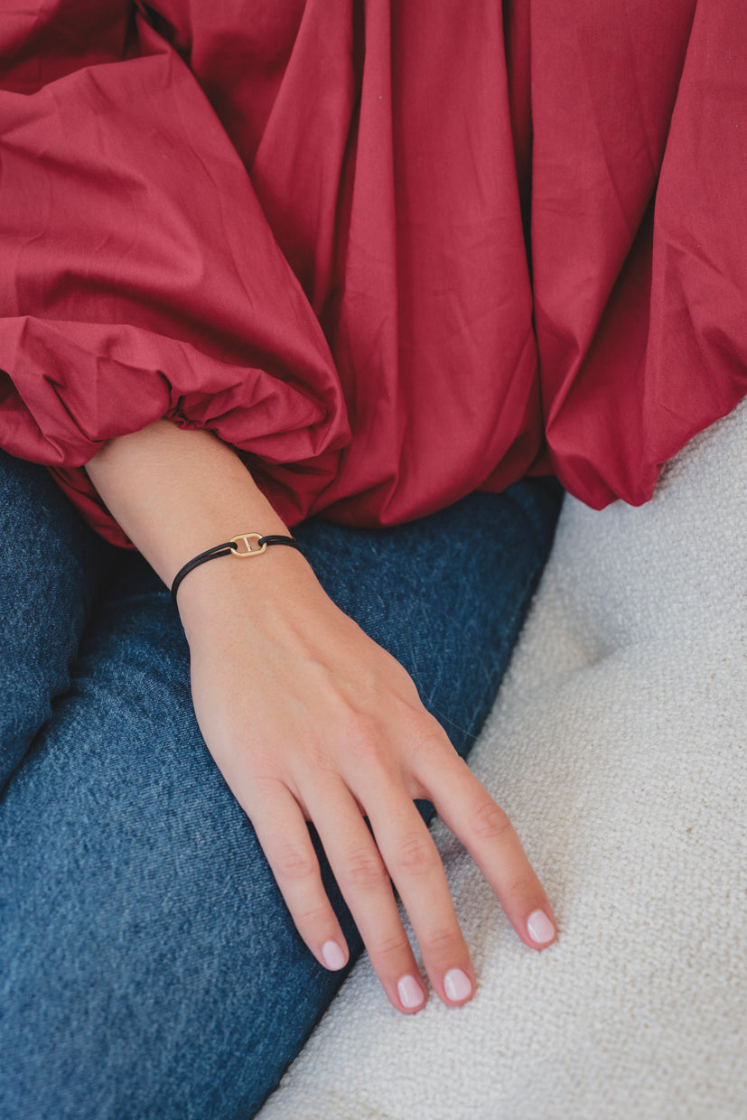Bracelet ancre argent 925 plaqué or, cordon noir noué, vue poignet