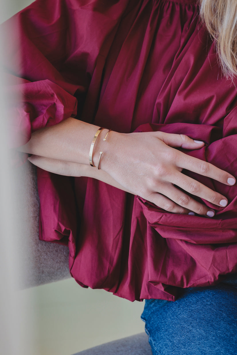 Bracelets jonc fins Aura sur le poignet, lignes délicates avec petites perles