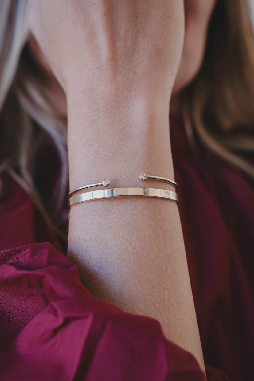 Bracelet jonc argenté avec deux petites perles, vue rapprochée