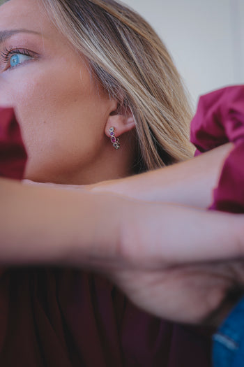 Boucles d’oreilles pendantes multicolores avec pierres sur monture argentée