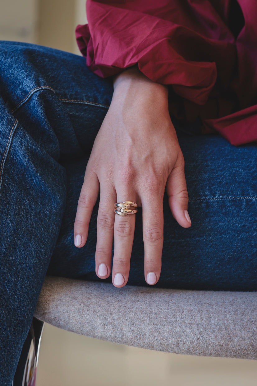 Bague en plaqué or à motifs ondulés sur le dessus, portée au doigt