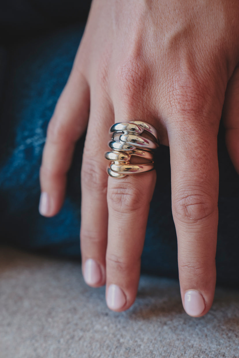 Bague argentée à motifs ondulés, vue rapprochée sur le dessus