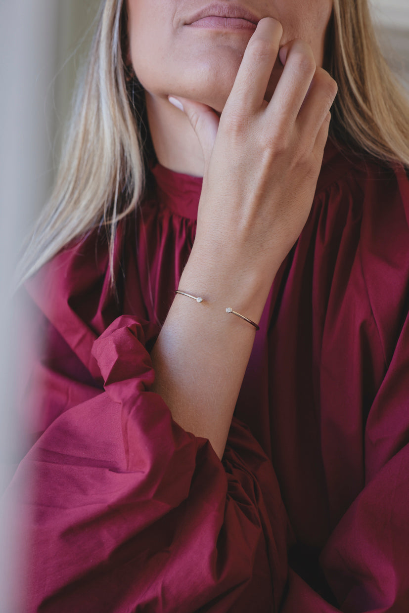 Joncs fins Aura superposés : un bracelet avec petite perle ronde, porté au poignet