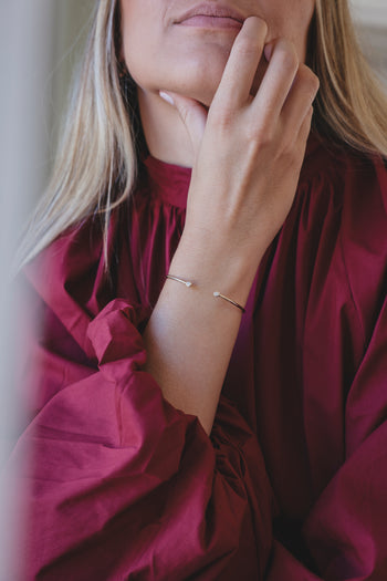Joncs fins Aura superposés : un bracelet avec petite perle ronde, porté au poignet
