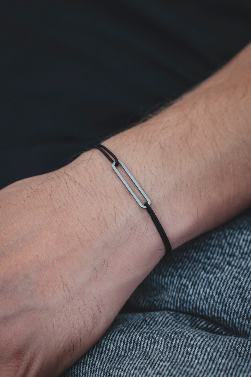 Bracelet à maillons argent 925 rhodié sur cordon noir, gros plan du fermoir rectangulaire