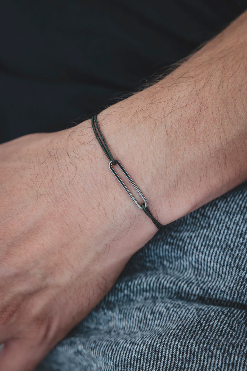Bracelet argent 925 rhodié, détail des maillons rectangulaires sur cordon noir au poignet