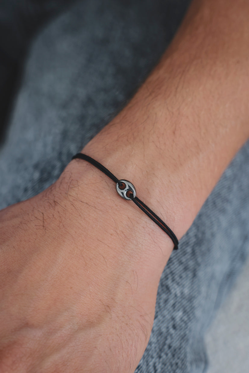 Bracelet Moka en argent 925 rhodié, corde noire, gros plan du motif argent