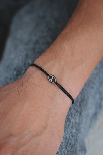 Bracelet Moka en argent 925 rhodié, corde noire, gros plan du motif argent