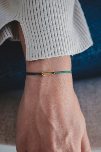 Bracelet Le Petit Maillon à plaque or, cordon beige sur poignet