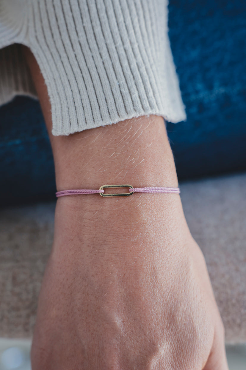 Bracelet Le Petit Maillon à plaque or, cordon violet sur poignet