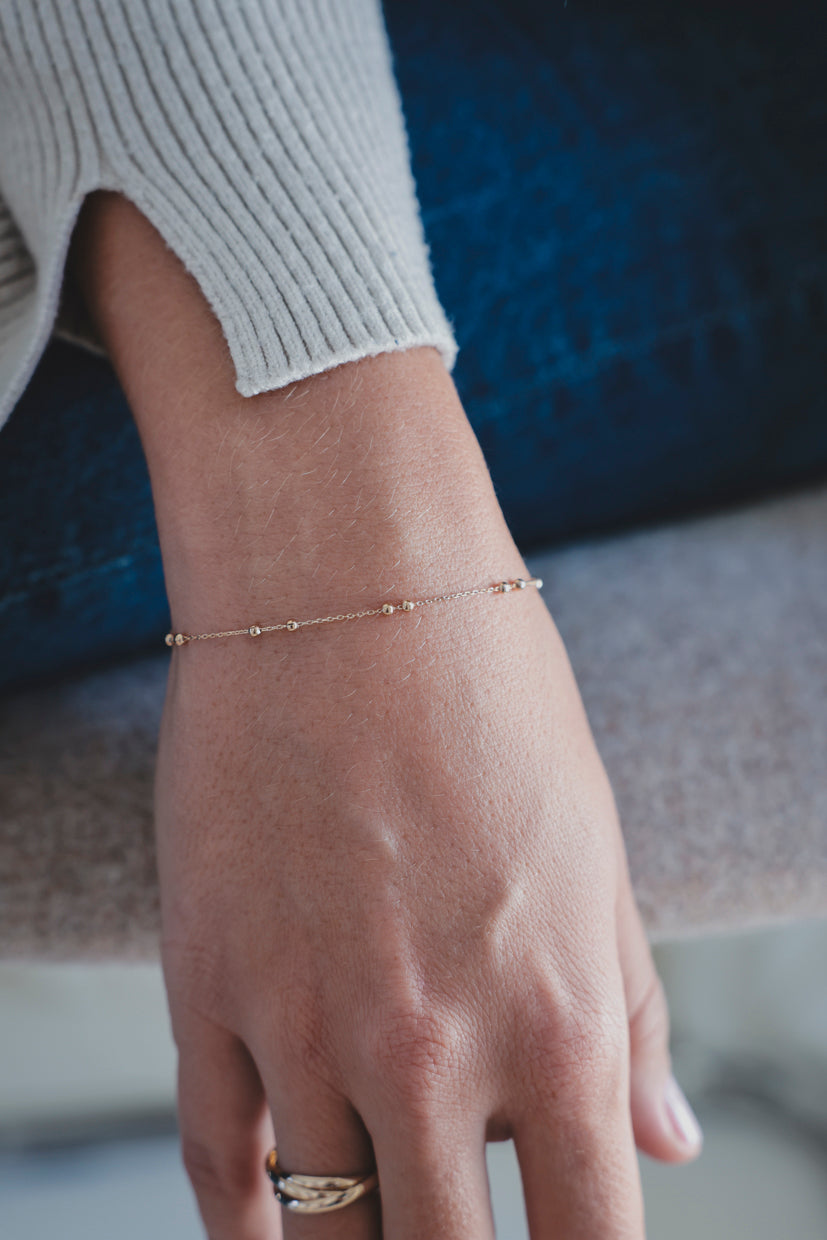 Bracelet chaîne dorée sur poignet, fermoir discret