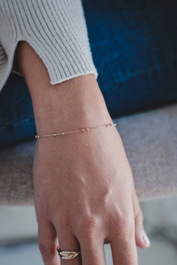 Bracelet chaîne dorée sur poignet, fermoir discret