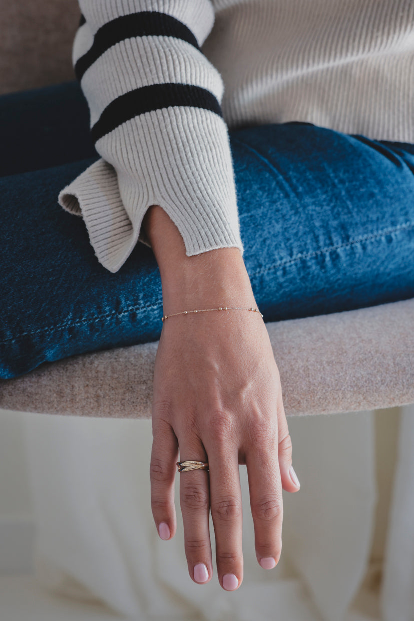 Bague Ondine au motif discret, anneau brillant sur le doigt
