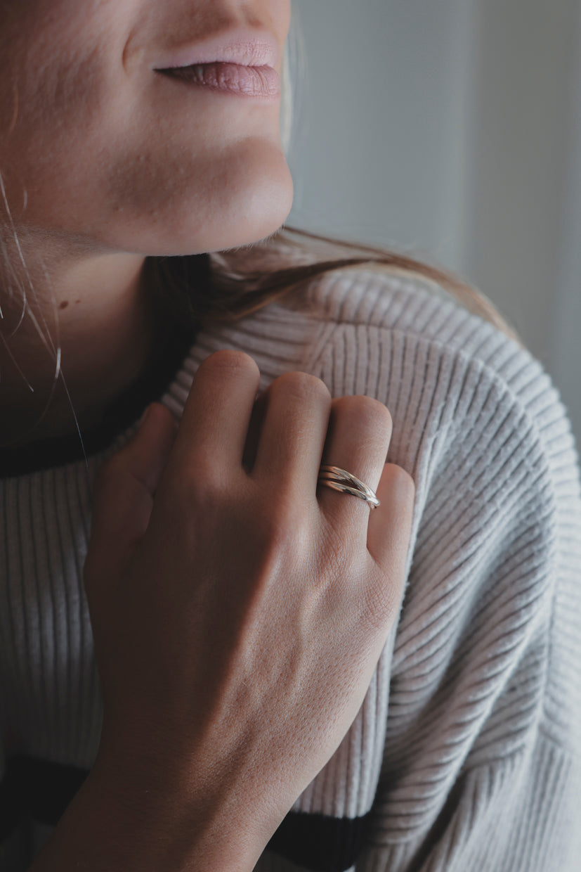 Bague fine Ondine au motif ondulé, anneau brillant porté au doigt