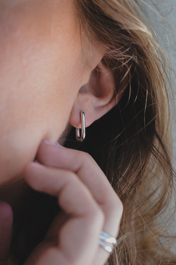 Boucle d’oreille Linea anneau fin argenté, vue de profil