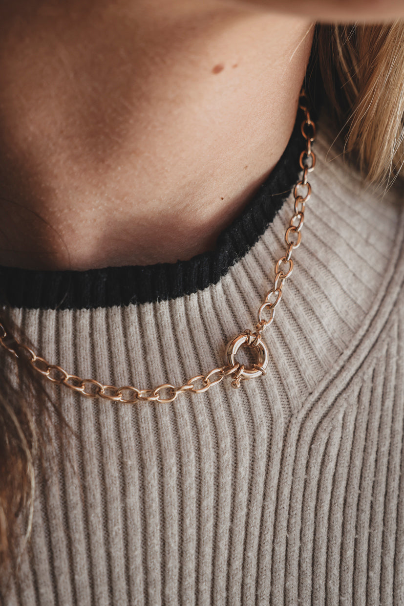 Collier chaîne dorée avec maillons et pendentif rond