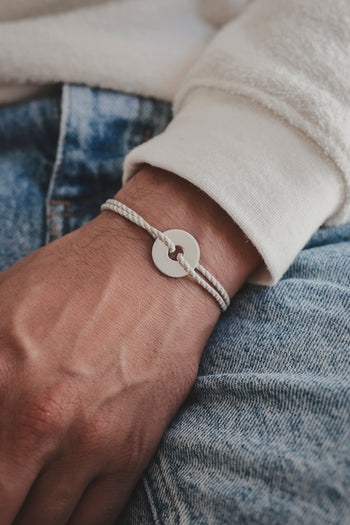 Bracelet La Cible en cordon beige et médaillon rond argent 925