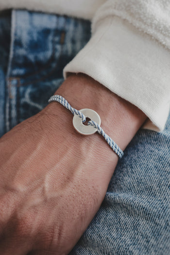 Bracelet La Cible en cordon bleu clair et médaillon rond argent 925