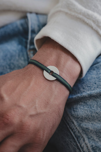 Bracelet La Cible en argent 925, cordon vert et disque cible argenté.