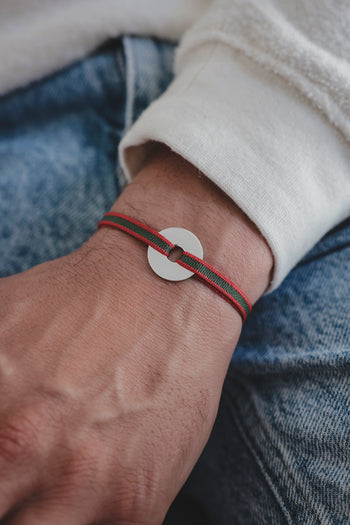 Bracelet La Cible en argent 925, cordon tricolore rouge et vert, disque cible argenté.