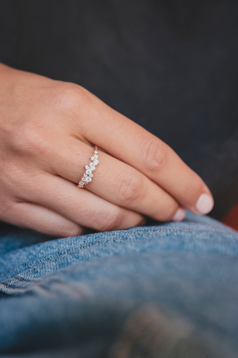 Bague Astre argentée sertie de pierres claires, anneau fin