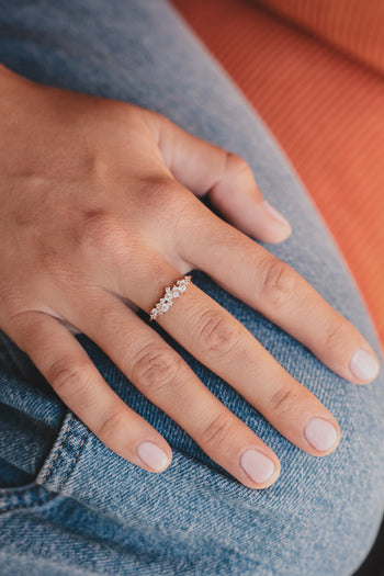 Bague Astre argentée avec pavé de pierres claires sur le dessus