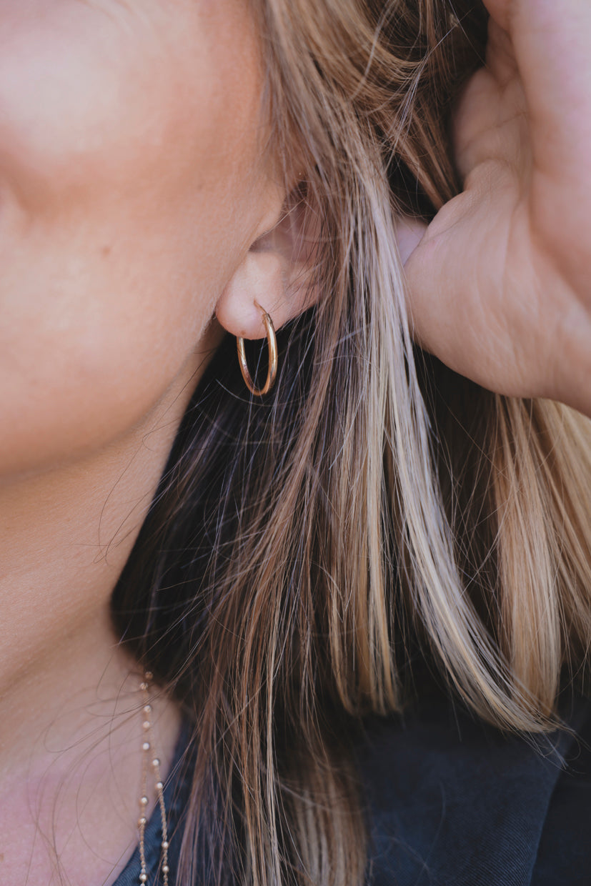 Petites boucles d’oreilles créoles fines dorées